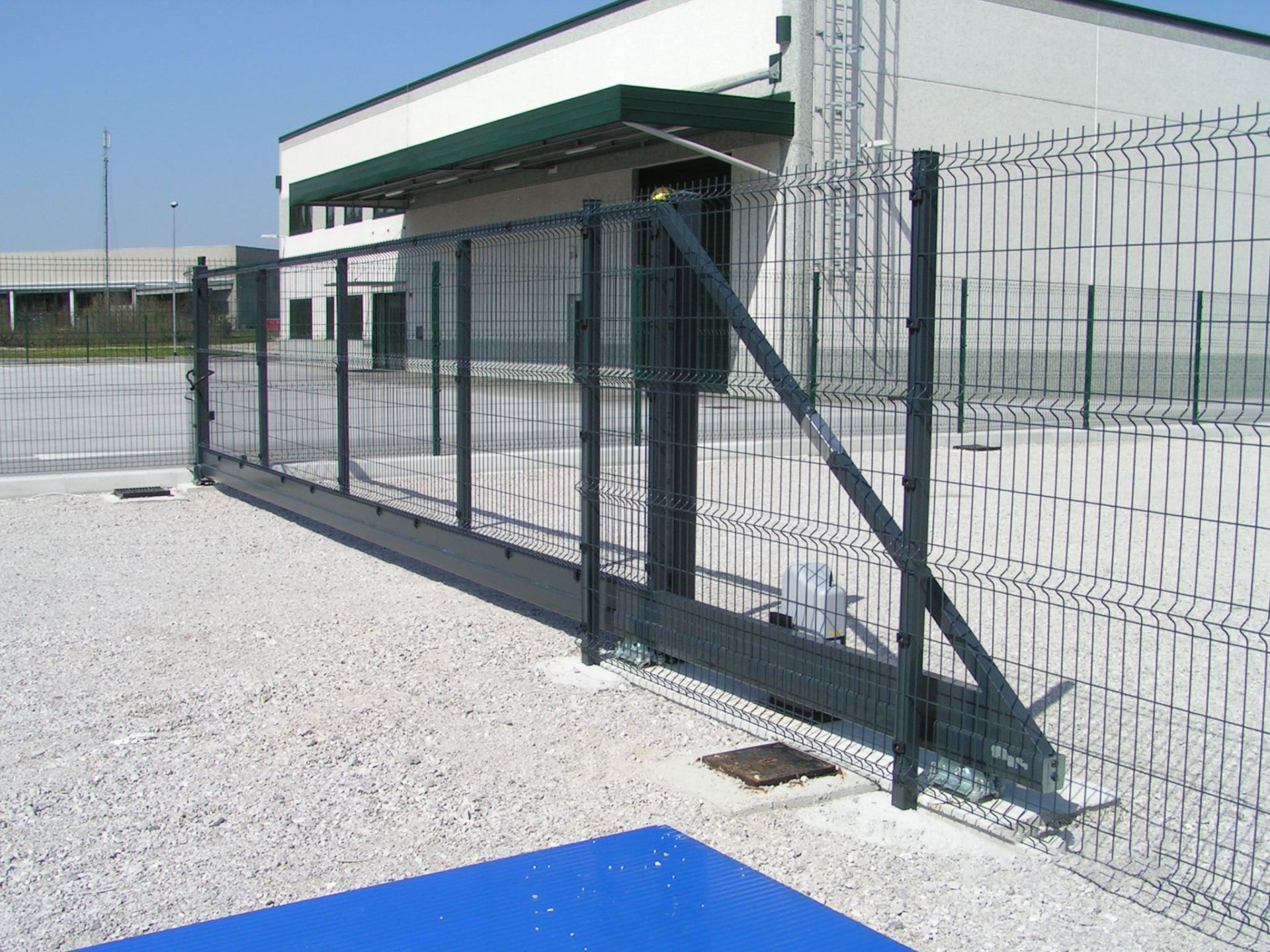 Samonosna drsna vrata, vrtna ograja, zunanja ograja, ograje živeks, mrežna ograja - SONART PRO d.o.o. 010
